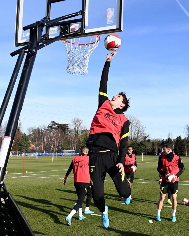 切尔西晒卢卡库芒特维尔纳打篮球照片飞翔时刻