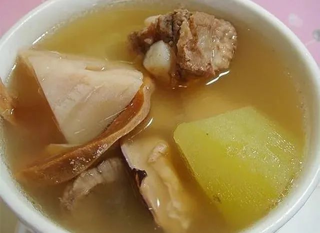 墨鱼配什么炖汤分享3道墨鱼汤的家常做法鲜美又滋补清爽不油腻适合