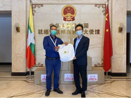 驻缅甸使馆向在缅中国公民发放春节包