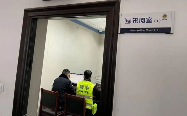处理大队时,民警韩军正在执法办案中心的询问室为酒驾肇事者做笔录,这