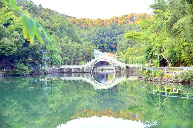 肇庆广宁宝锭山景区推出竹报平安项目引来游客争相体验