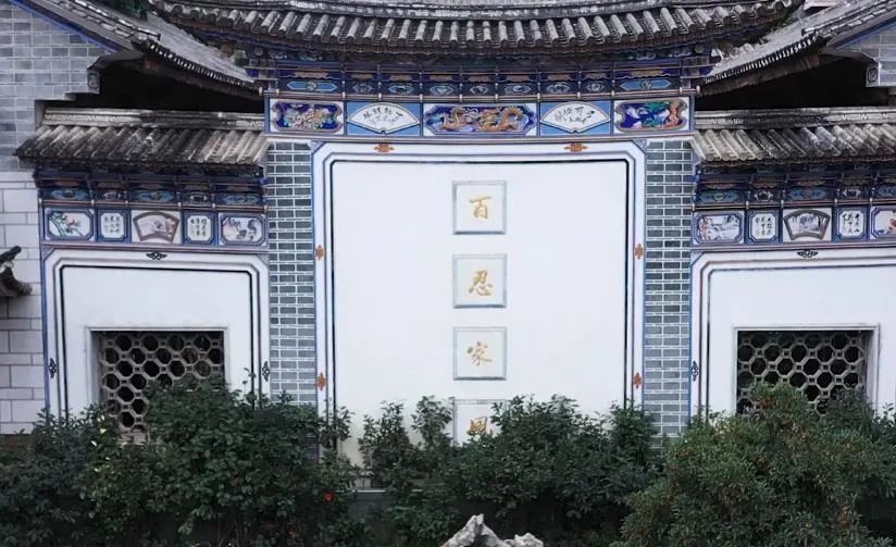 基本为一句四字,多数按主人姓氏所题,比如杨姓要题"清白传家",张姓要