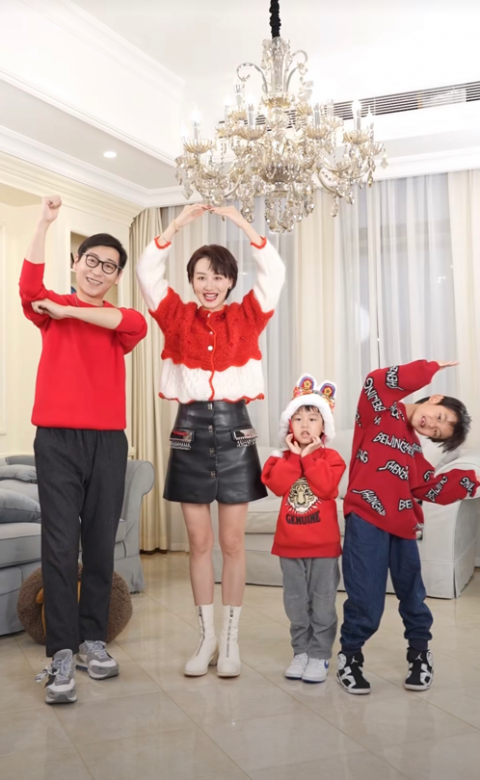 众星齐晒全家福李好一家颜值高闫学晶家族人口众多