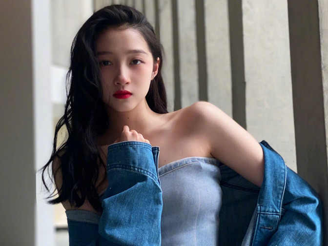 关晓彤穿抹胸装拍照,被指"奶里奶气",捂脸摆拍成了槽点_腾讯新闻