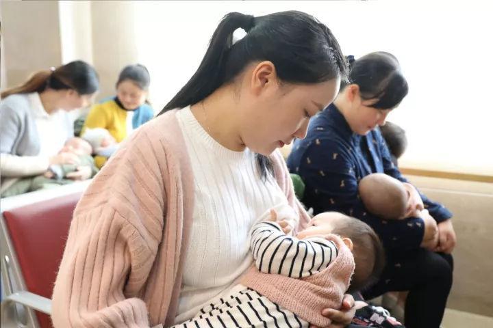 几时戒奶更好妈妈别听信谣言过早断母乳对孩子成长无益