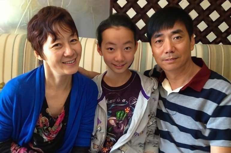 57岁的范明把二婚妻子当宝帮女儿追星继子是他最大的骄傲