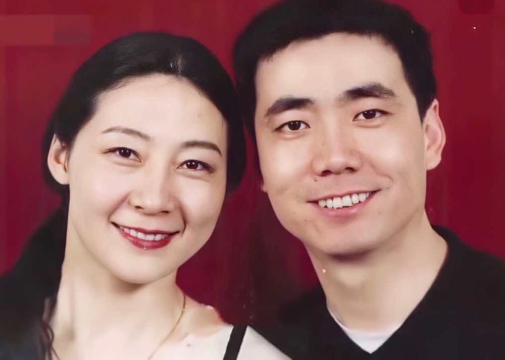 57岁的范明把二婚妻子当宝帮女儿追星继子是他最大的骄傲