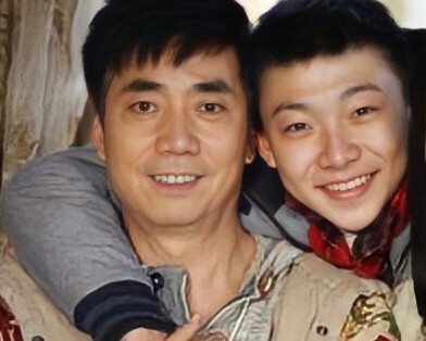 57岁的范明把二婚妻子当宝帮女儿追星继子是他最大的骄傲
