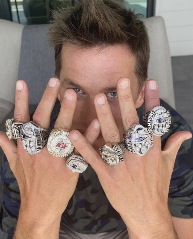 还有媒体晒出了美国橄榄球巨星汤姆-布雷迪的戒指照片调侃詹姆斯的