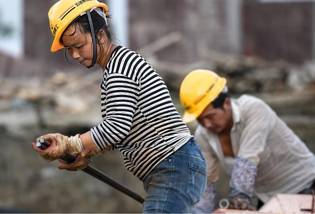 农村女人谁身上没点病痛,这很正常,工地干活又忙又累,没多久他就将