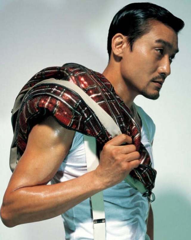 64岁梁家辉携全家内地过新年紧搂妻子显甜蜜俩女儿长腿瞩目