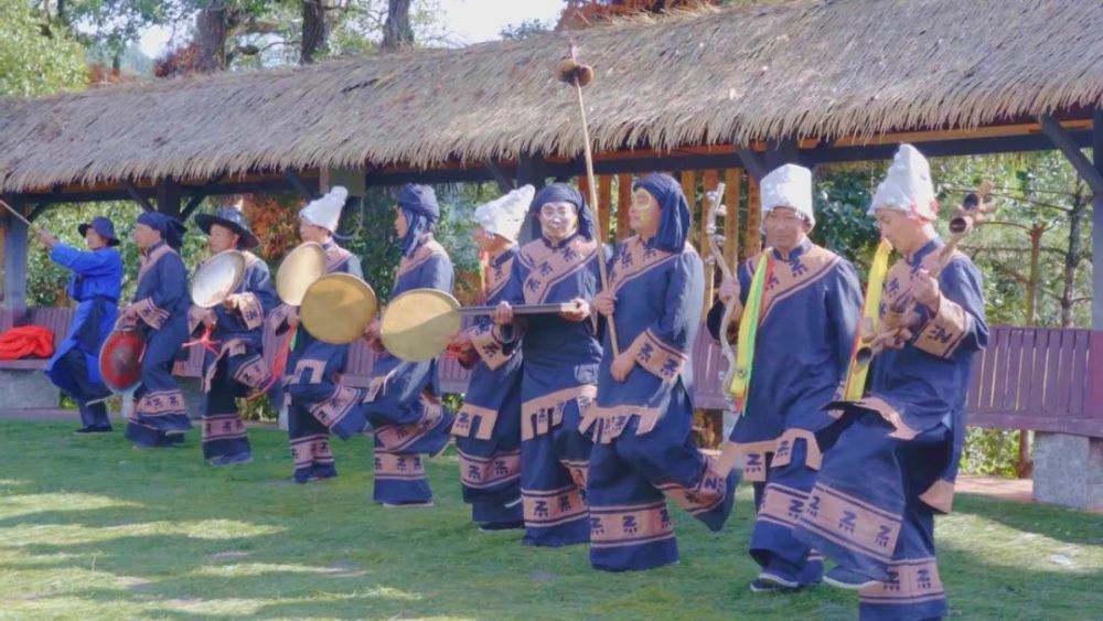 时快时慢 铿锵有力舞者随着锣声的变化跳出各种招式小豹子笙则是选出