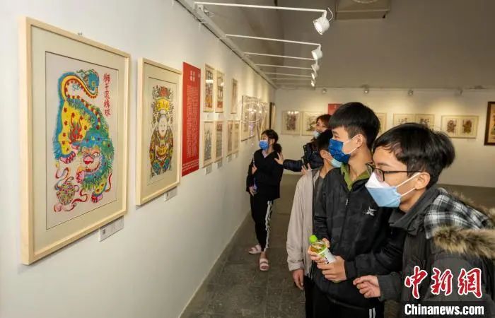 遊客參觀武強年畫藝術展據武強年畫博物館介紹,為期23天的《燕趙之風