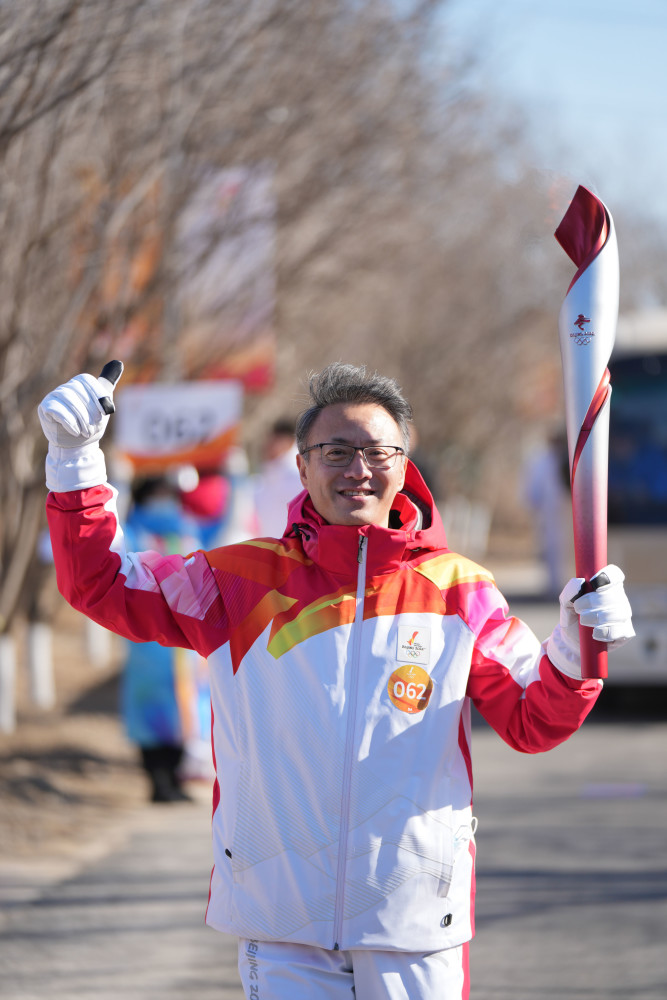 2月2日,火炬手庆立军在火炬传递中.