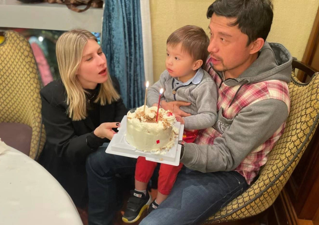 前国脚谢晖晒洋老婆春节美照,身穿旗袍有东方韵味,两人恩爱如初