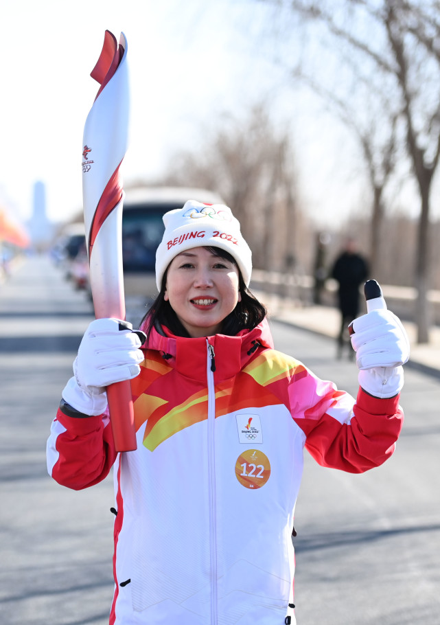 新华社记者 夏一方 摄2月2日,火炬手巩月琼在火炬传递中.