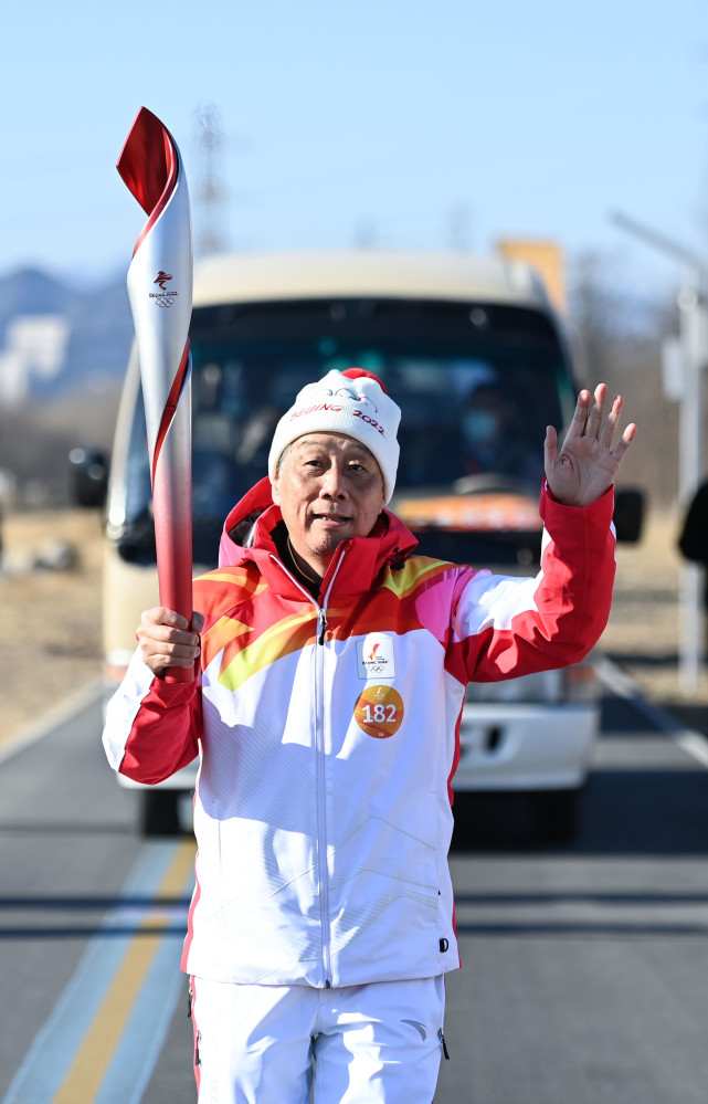 2月2日,火炬手胡建飞在火炬传递中