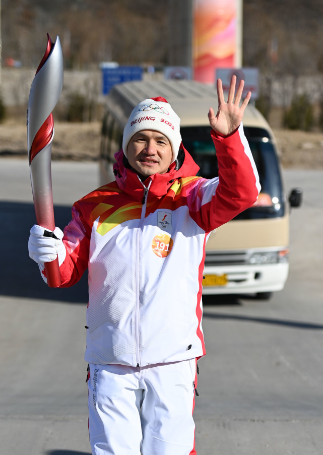 新华社记者 夏一方 摄2月2日,火炬手胡建飞在火炬传递中.