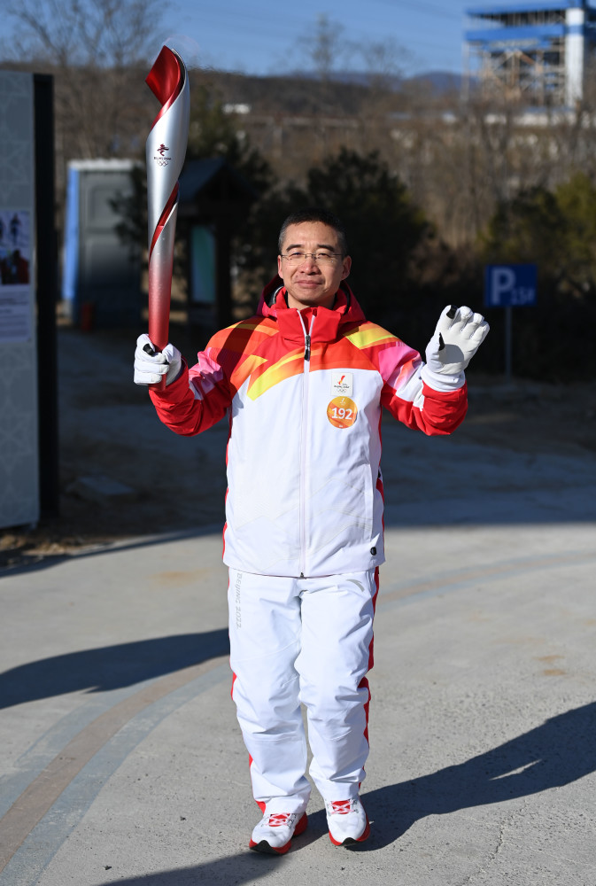 新华社记者 夏一方 摄2月2日,火炬手胡建飞在火炬