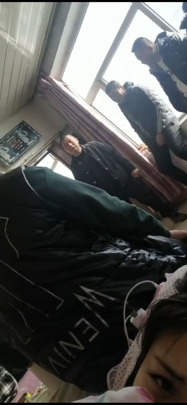 大年初一女子醒来床边围满老爷们网友大型社死现场