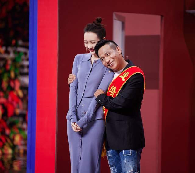 王鸥献唱处处吻魅力四射春晚搭档宋小宝又纯又欲吸粉无数