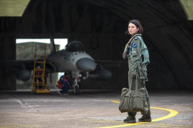 绿媒炒作台军女飞行员拦截大陆军机网友伴飞说成拦截可笑至极