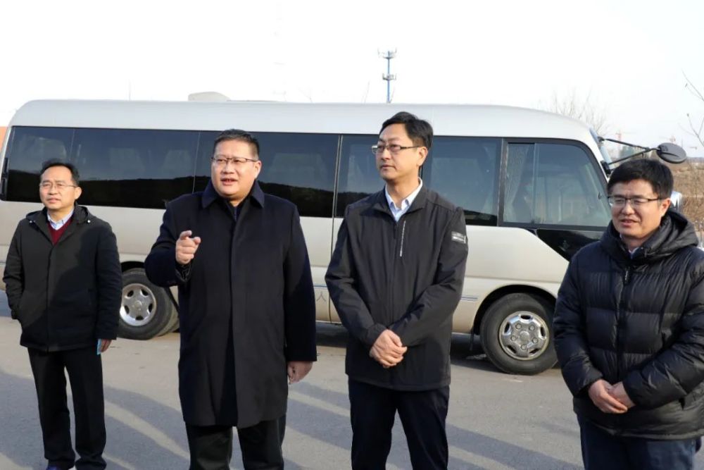 市人大常委会副主任石磊来峰调研