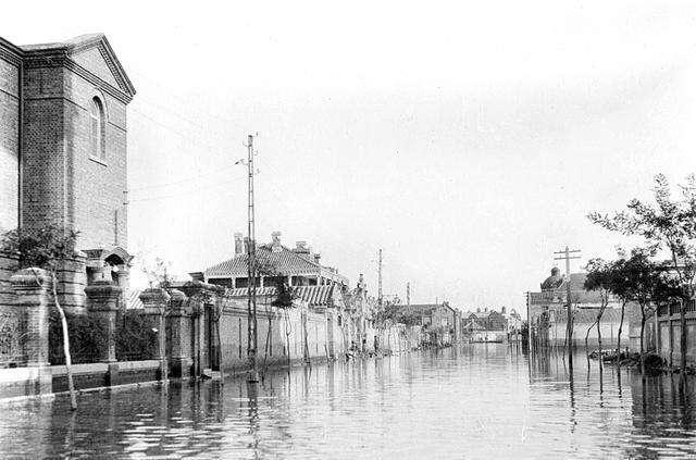 抗战瞬间天津人姚士馨家院墙上跳下来二十多名日本宪兵