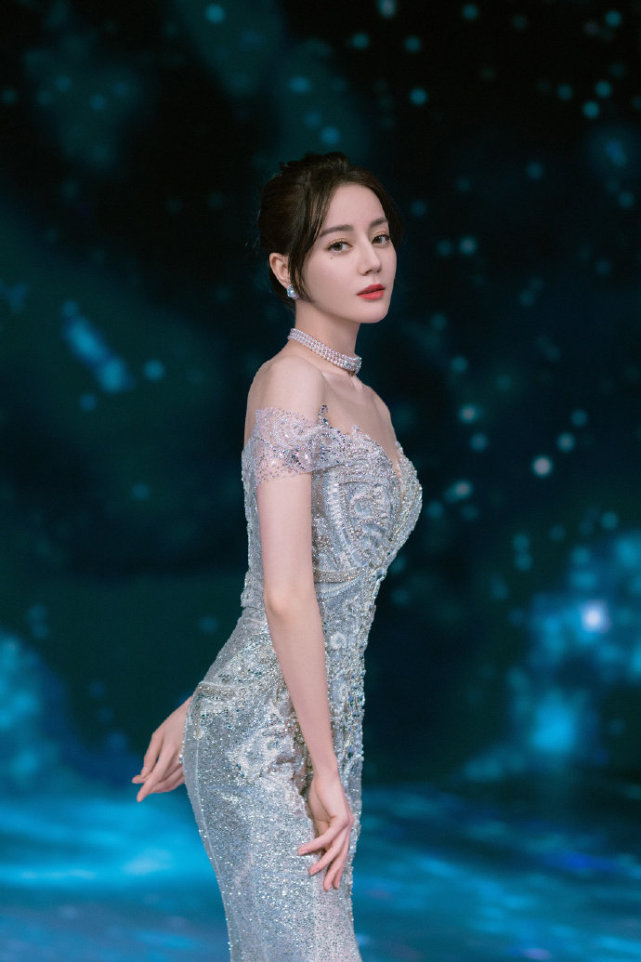 迪丽热巴星空露肩鱼尾裙仿佛绝色仙女下凡人间