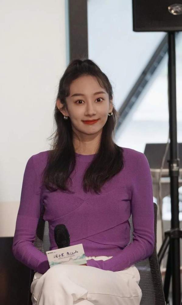 孟庆旸终于火了眉眼精致无惧怼脸镜头青绿裙装美得动人心魄