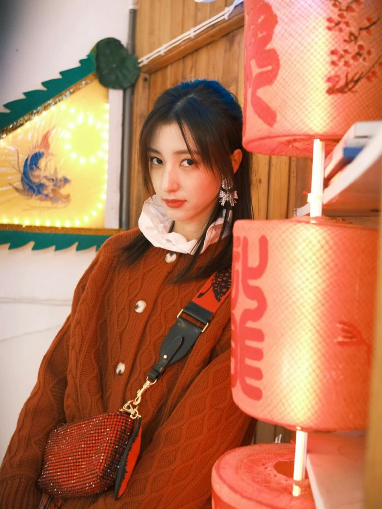 王悦伊私服这一套太适合过新年了_腾讯新闻