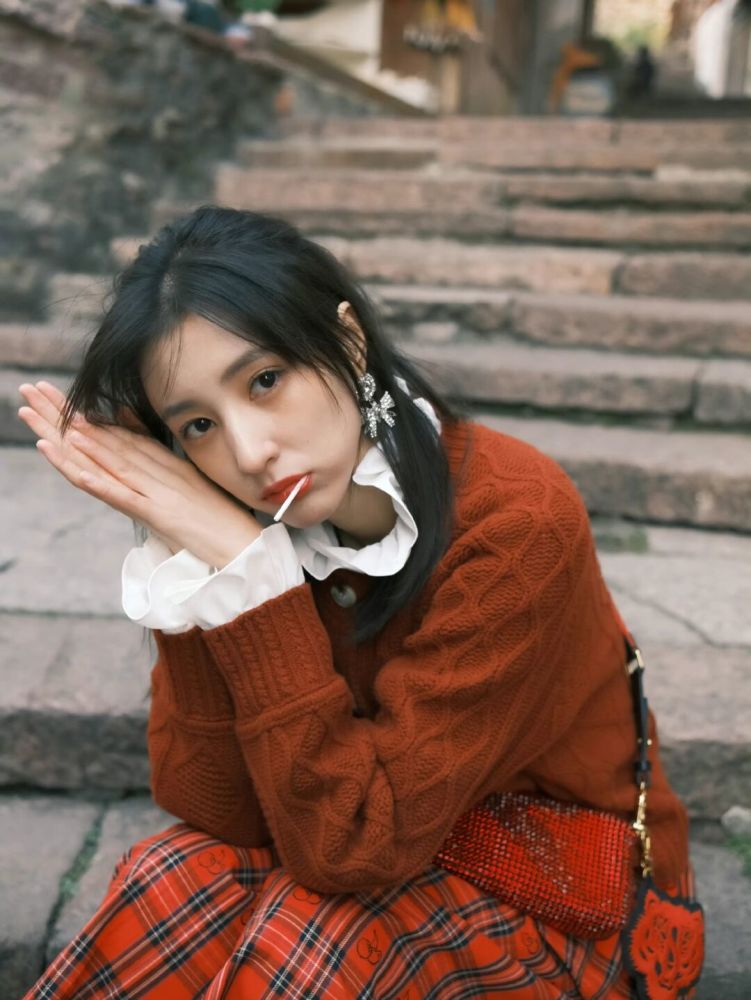 王悦伊私服这一套太适合过新年了_腾讯新闻