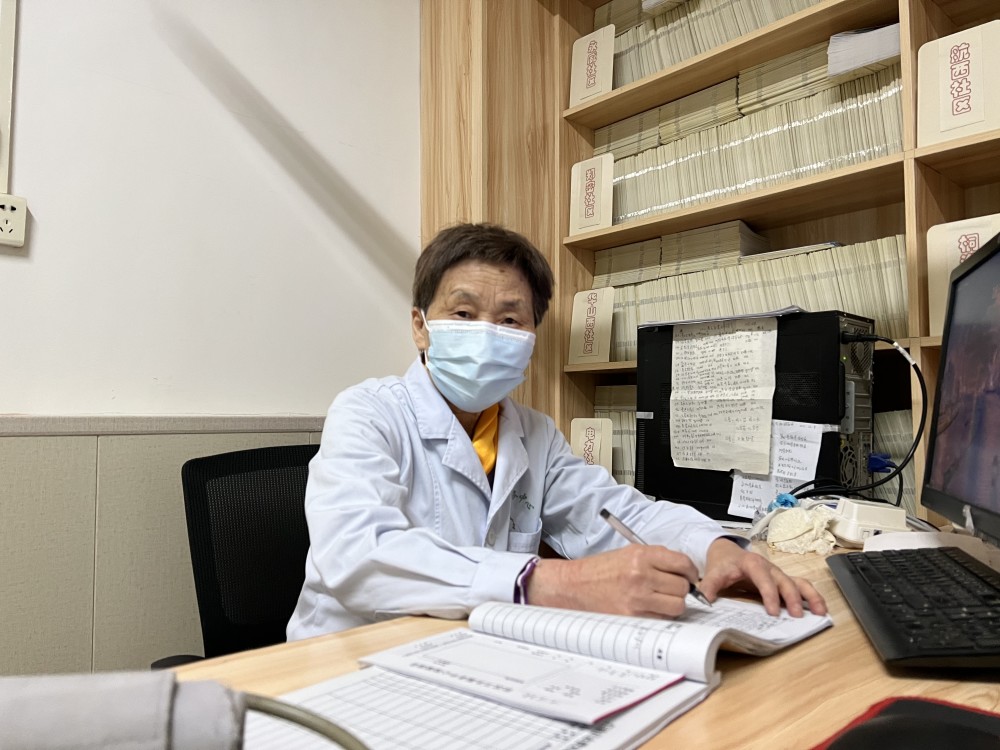 80岁老医生春节坐诊,门上"公布"手机号,24小时不关机!