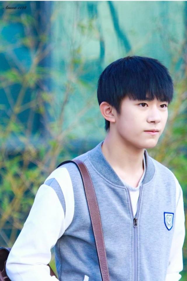 易烊千玺出生于湖南怀化,而易烊千玺这个名字含了父母的姓和千禧年的