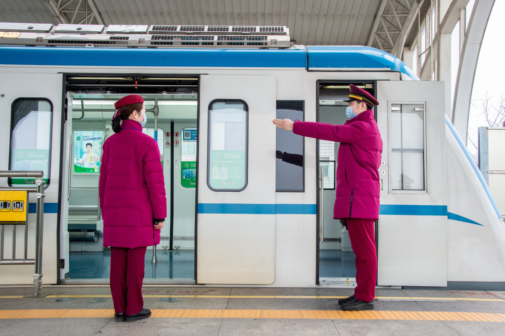 大道站拍摄的武汉地铁1号线行车值班员廖玉芳(左)和乘务员黄决恒(右)