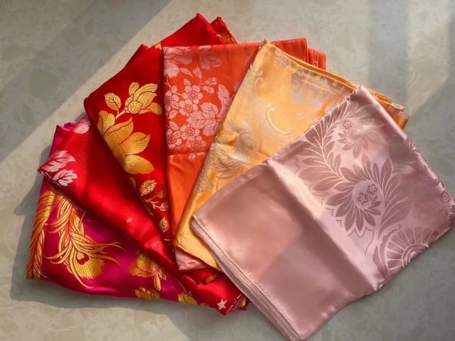 在老一辈金山人口中,缎子被面常被称为"绸被面"或"被面子".