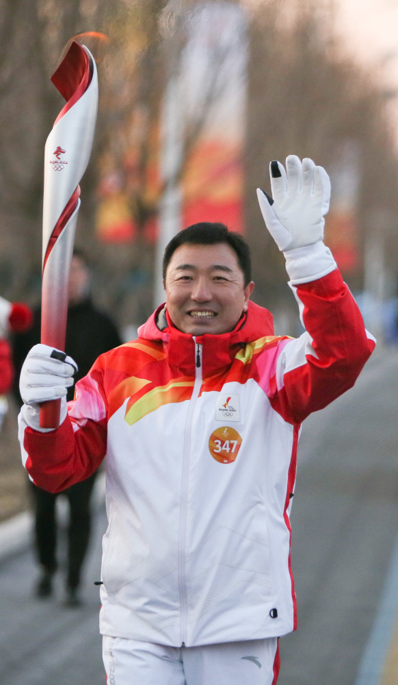新华社记者 孟晨光 摄2月2日,火炬手杨维忠在火炬传递中.