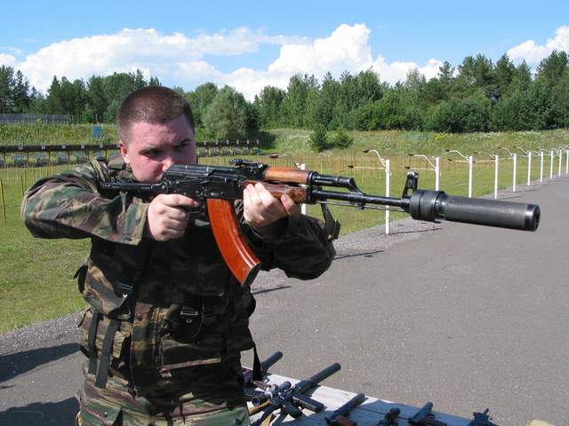 装有pbs-1消声器的akmsakm改进型枪口装有斜切防跳