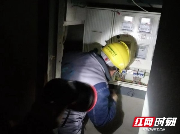 停电不用慌 莲城电工是赶跑黑暗的"奥特曼"