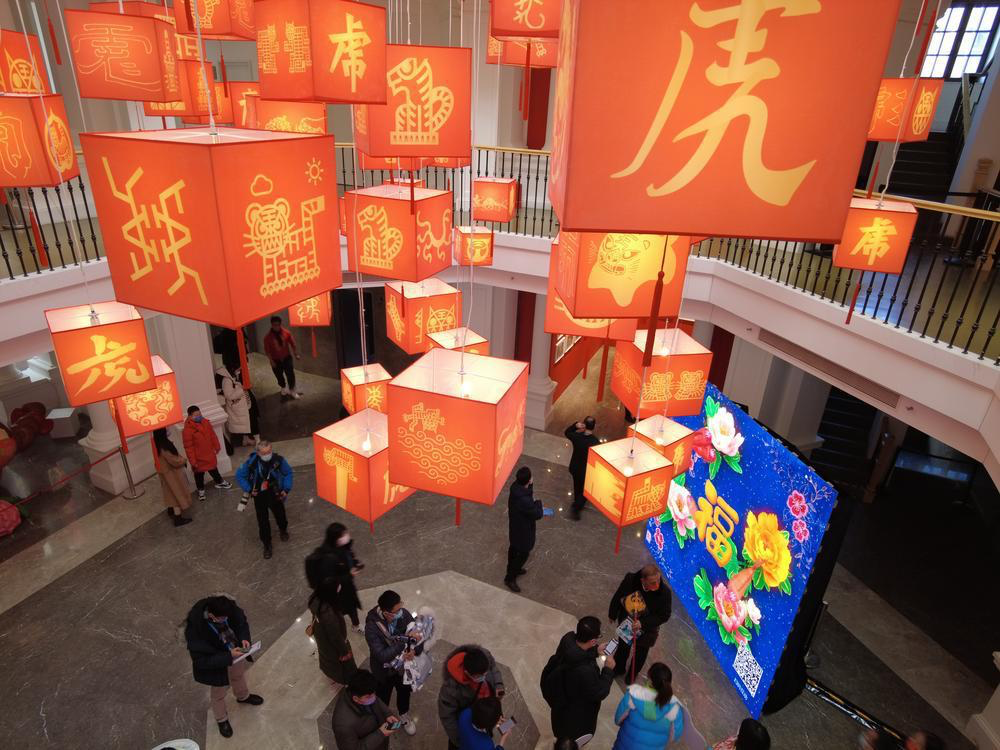 在“双奥之城”感受“中国速度”，北京老街区里“赏年画过大年”八年级上册数学考点