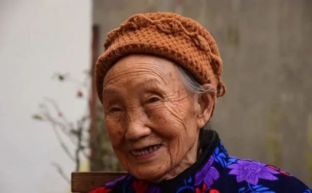 弯腰驼背的,颤颤巍巍的,躺床不起的,那样长寿有啥意思,我觉得应该锻炼