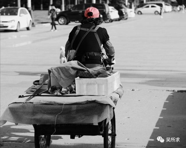 经过熟人介绍,肖春阳得以有了一份拉板车送货的活.