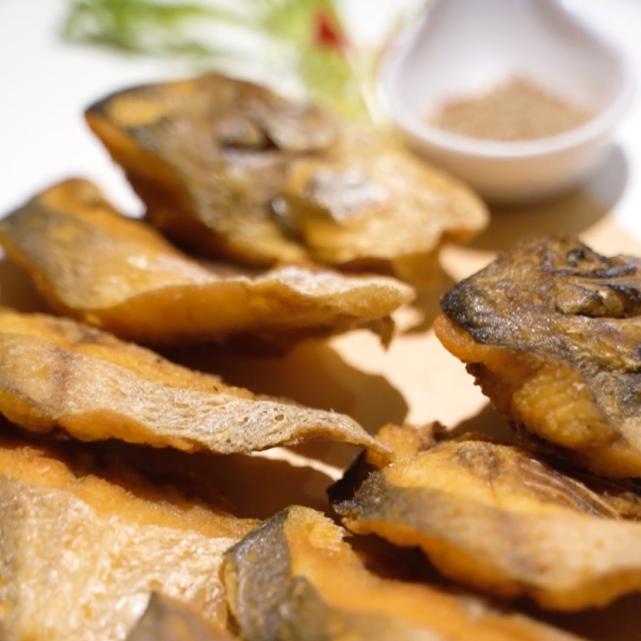 鲳鱼(松江人也叫"叉鳊鱼")肉鲜刺少,价格实惠,而且"鲳"音"昌",有繁荣