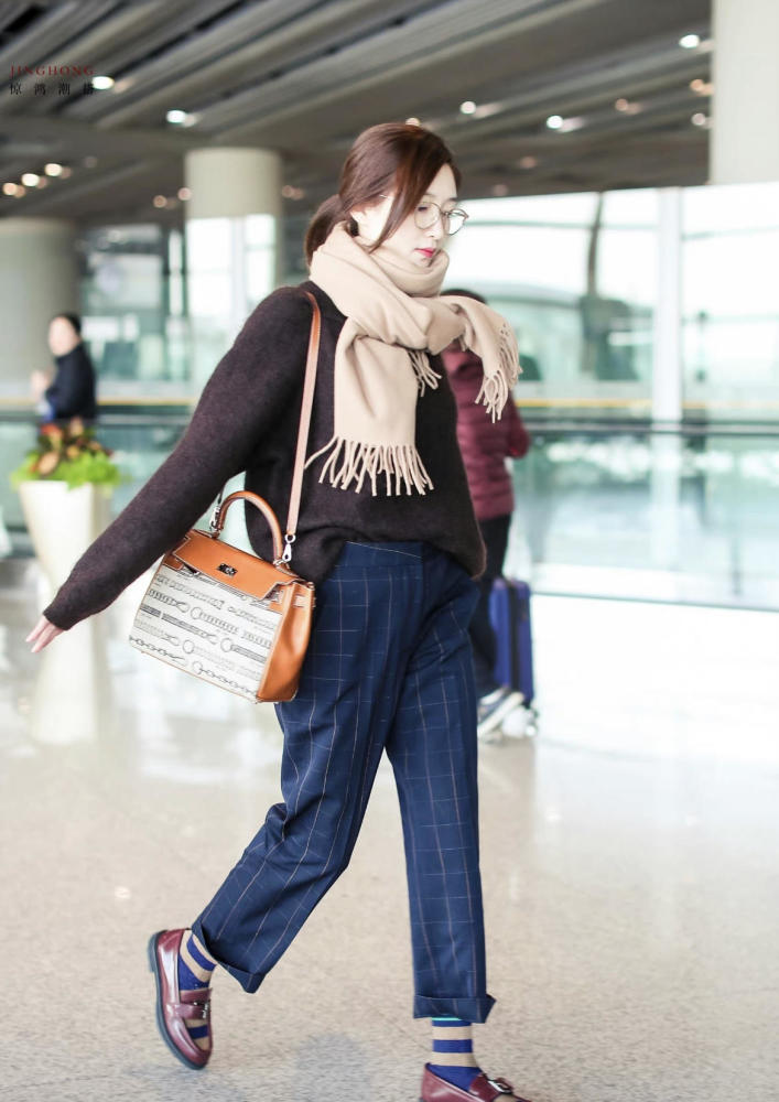 江疏影穿毛衣配条纹裤走机场，学会她的穿搭思路，轻松拿捏明星范申请护照移民局