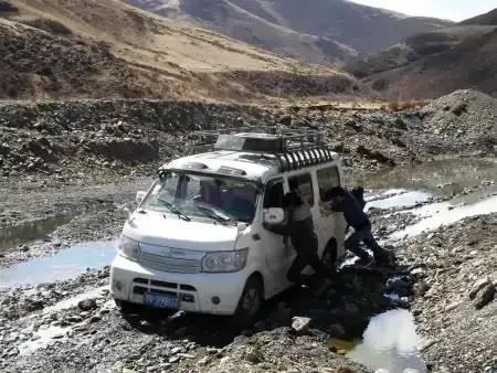 川藏线经常看到遗弃豪车，为何没人捡？过来人：捡过1次，赔了8万瑞思英语培训中心