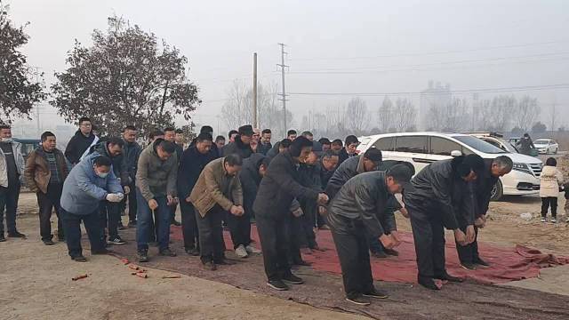 山东人跪着磕头拜年,礼仪之邦老辈人留下的规矩,不能破_腾讯新闻