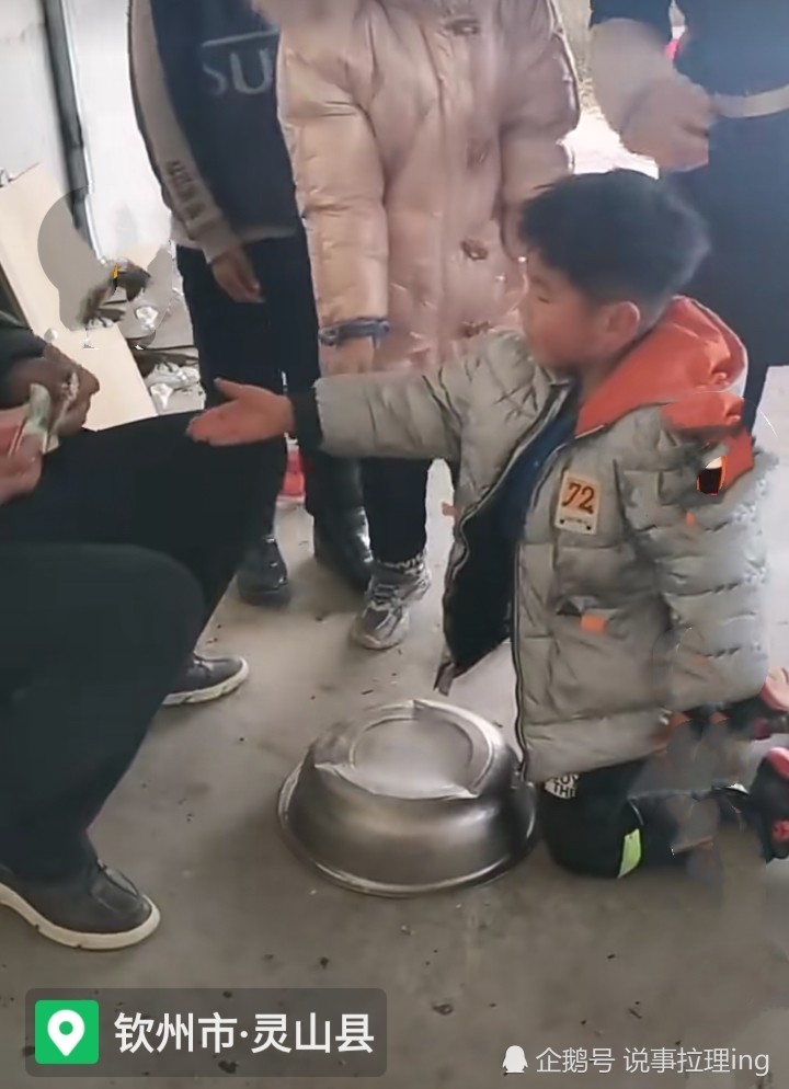 广西小男孩霸气拜年引网友热议尤其那一指亮了