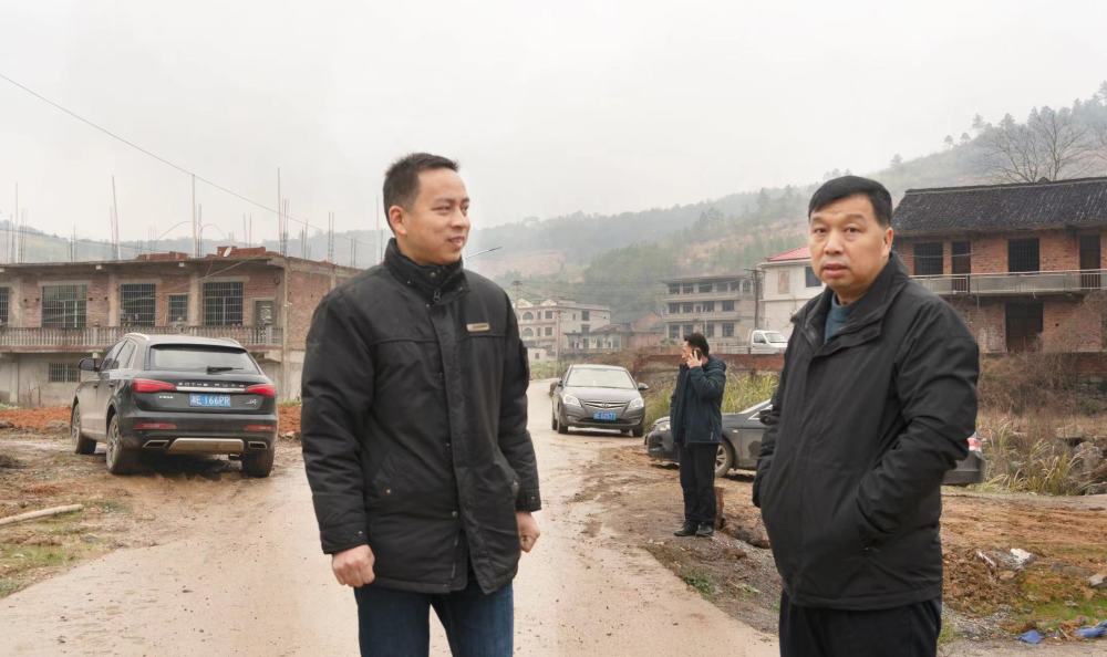 自来水公司经理罗小刚组织维修部,安装队的党员志愿者和专业技术人员