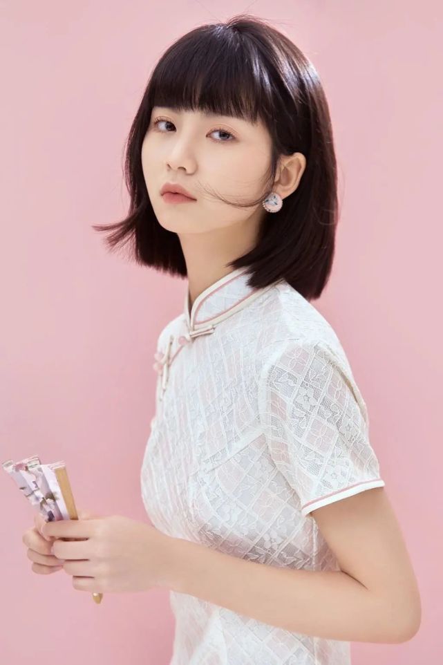 短发少女古典旗袍高洁素雅