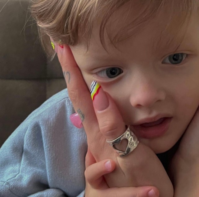 头像/鲨鱼齿小男孩